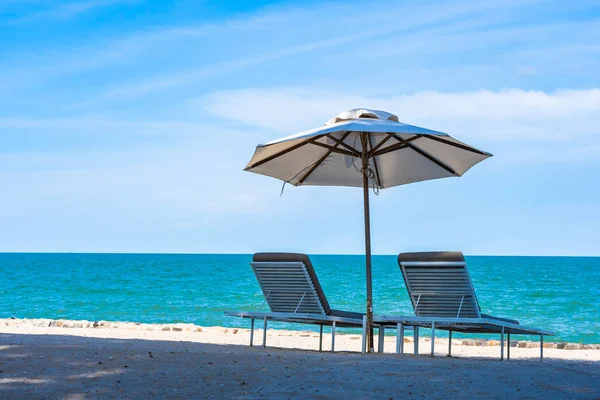 Mooie paraplu en stoel rond strand zee oceaan met blauwe SK — Stockfoto