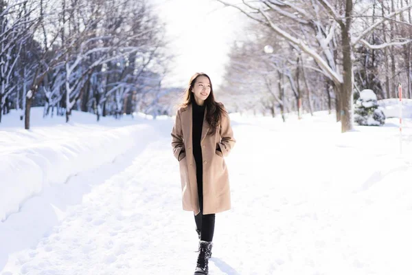Stående ung vacker asiatisk kvinna leende glad resor och enjo — Stockfoto