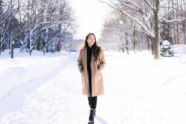 Retrato Jovem asiático bonito mulher sorriso feliz viagem e enjo — Fotografia de Stock