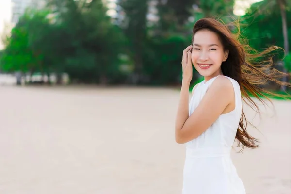 肖像画美しい若いアジア女性の幸せとエクレールの笑顔 — ストック写真