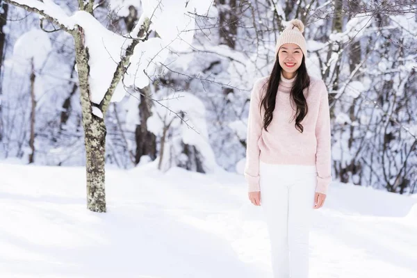 Portrait Young Beautiful asian woman smile happy travel and enjo — Stock Photo, Image