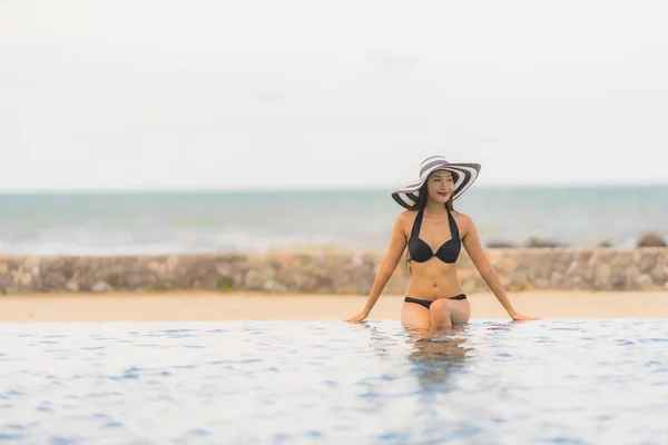 Retrato hermosa joven mujer asiática usar bikini alrededor de natación — Foto de Stock