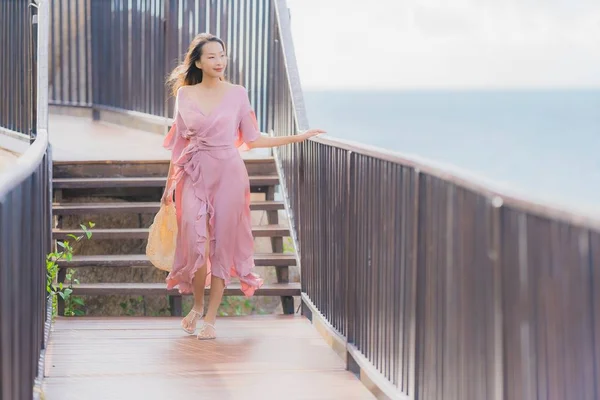 Портрет красива молода азіатська жінка дивиться море пляж океан для — стокове фото