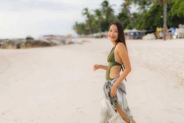 Retrato hermosa asiática mujeres feliz sonrisa relajarse en el tropical —  Fotos de Stock