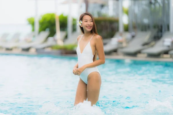 Портрет молодої азіатки щаслива посмішка розслабляється навколо басейну — стокове фото