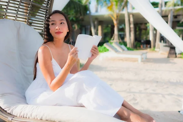 Retrato hermosa mujer asiática leyendo libro alrededor de playa mar oce — Foto de Stock