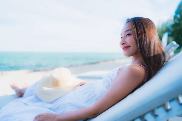 Portrét krásných asijských žen kolem plážového oceánu se štěstím — Stock fotografie