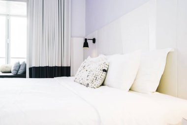 Beyaz yastık Yatak Dekorasyon güzel lüks yatak odasında Inter