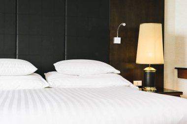 Güzel lüks rahat beyaz yastık ve battaniye yatakta zekâ