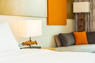 Hafif lamba ile yatak dekorasyonbeyaz rahat yastık