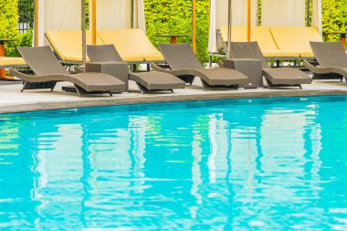 Otel re açık yüzme havuzu etrafında Şemsiye ve sandalye kanepe