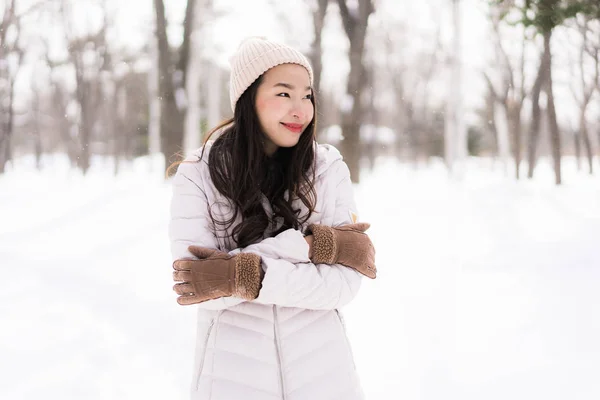 Vacker ung asiatisk kvinna ler glad för resa i snö win — Stockfoto