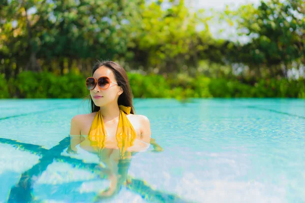 Portrait beautiful young asian woman smile happy relax and leisu — Stock Photo, Image