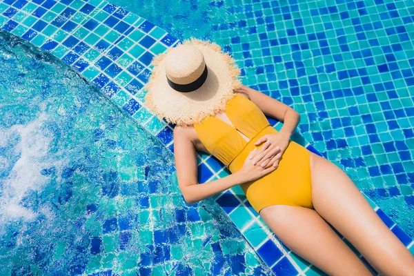 Retrato bonito jovem asiático mulher lazer relaxar sorriso e hap — Fotografia de Stock