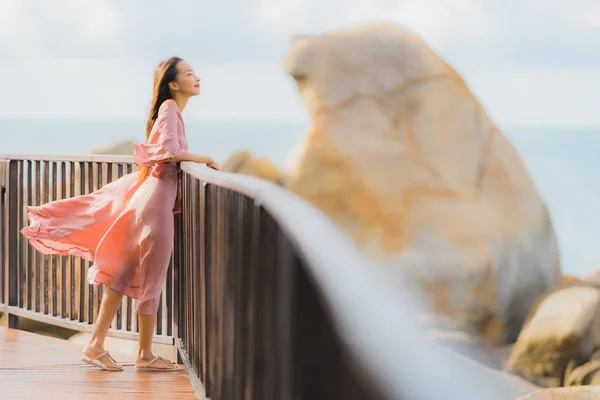 海のビーチの海を探している美しい若いアジアの女性の肖像画 — ストック写真