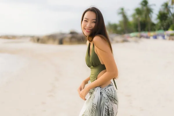 Retrato bonito asiático mulheres feliz sorriso relaxar no tropical — Fotografia de Stock