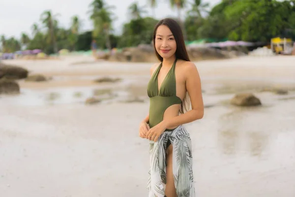 Portrait belles femmes asiatiques sourire heureux se détendre sur le tropical — Photo
