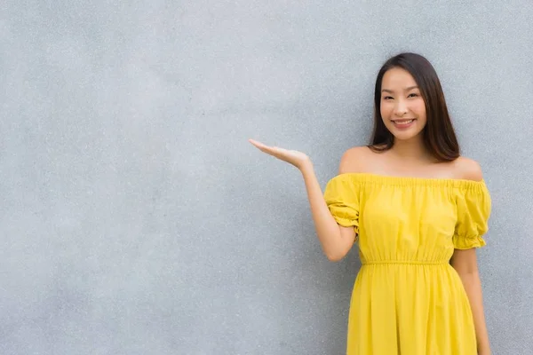 Portrait beautiful asian women smile happy with concrete backgro — Stock Photo, Image