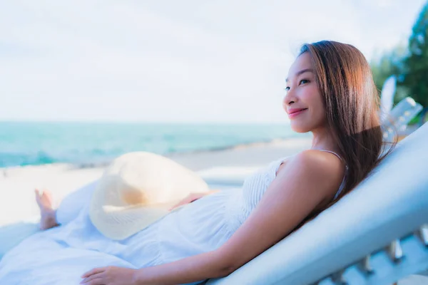 Portrait beautiful asian women around beach sea ocean with happy — Stock Photo, Image