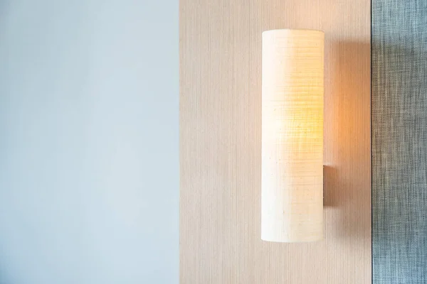 Ljus lampa på väggdekoration interiör — Stockfoto