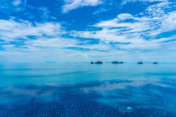 Schönes Freibad mit Meer und Meer auf weißen Wolken — Stockfoto