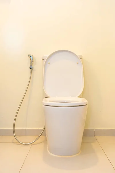 Vit toalettsits skål dekoration interiör — Stockfoto