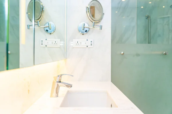 Agua del grifo y decoración del fregadero en el interior del baño — Foto de Stock