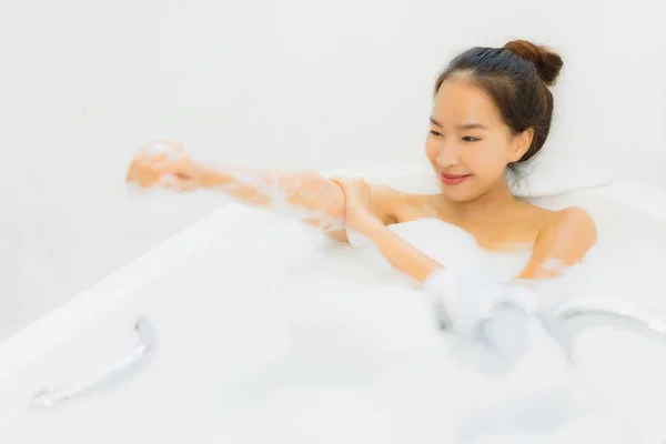 Portrait belle jeune femme asiatique prendre une baignoire dans la salle de bain — Photo