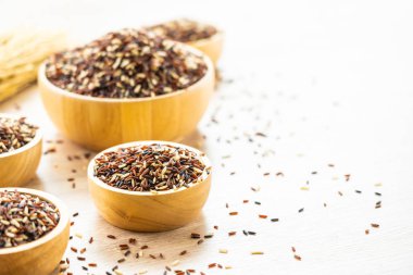 Ham zengin kahverengi ahşap kase