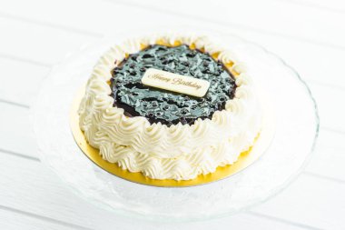 Kutlu ile yaban mersini peynir pasta üstüne işaret