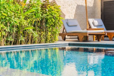 Şemsiye ve sandalye yakın deniz okyanus plaj wi yüzme havuzu etrafında