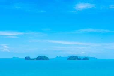 Ada ve beyaz bulut ile güzel açık deniz okyanus manzarası 