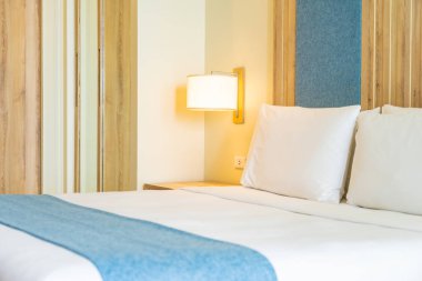 Hafif lamba ile yatak dekorasyonbeyaz rahat yastık