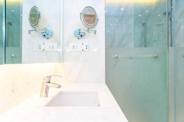 Banyo iç musluk suyu ve lavabo dekorasyon