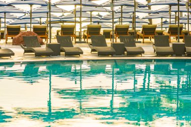 Otel re açık yüzme havuzu etrafında Şemsiye ve sandalye kanepe