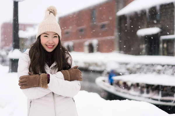Красива молода азіатка посміхається і щаслива подорожжю — стокове фото