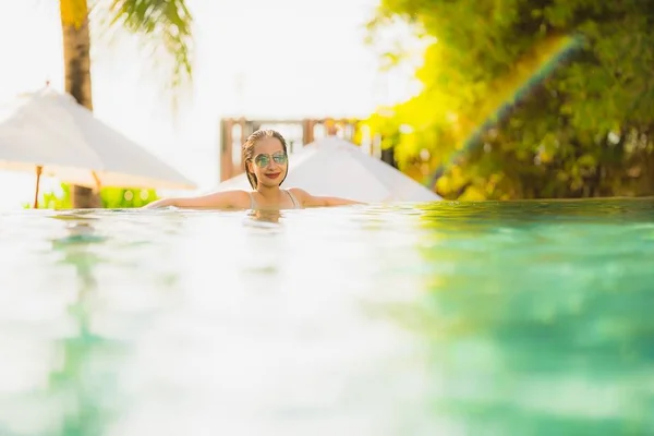 Portrétní Mladá krásná asijská žena šťastný úsměv a relaxace v SW — Stock fotografie