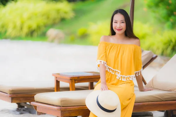Портрет красивая азиатская женщина носить шляпу с улыбкой счастливого отдыха — стоковое фото