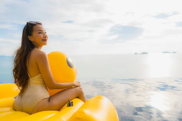 Retrato joven asiático mujer en inflable flotador amarillo pato aroun — Foto de Stock