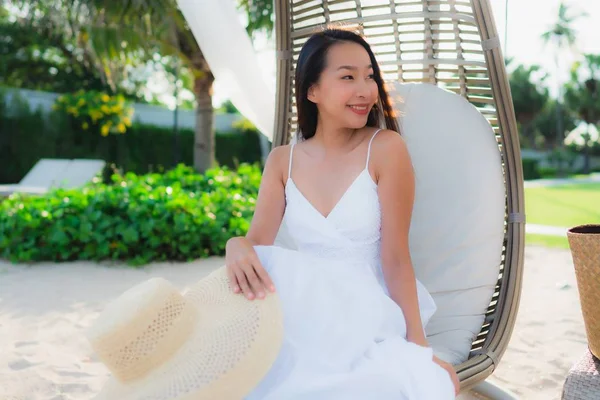 Portrait belles femmes asiatiques autour de la plage mer océan avec heureux — Photo