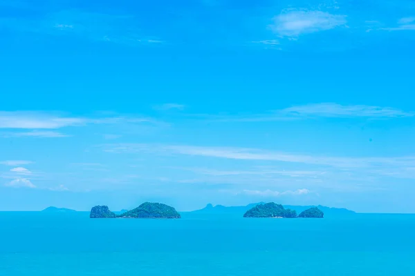 Όμορφη εξωτερική θέα στον ωκεανό με το νησί και το λευκό σύννεφο στο — Φωτογραφία Αρχείου