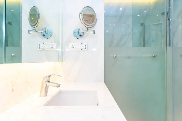 Bateria wody i umywalka dekoracji w łazience wnętrze — Zdjęcie stockowe
