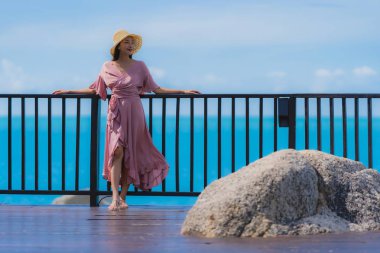 Portre güzel genç Asyalı kadın deniz plaj okyanus arıyor