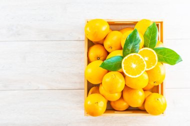 Taze portakal meyve masada