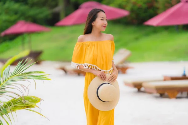 Retrato hermosa mujer asiática usar sombrero con sonrisa feliz ocio — Foto de Stock