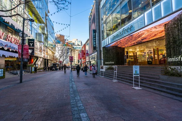 Seul, Coréia do Sul 10 dezembro 2018: Myeong dong mercado é o — Fotografia de Stock