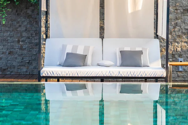 Piscina exterior com guarda-chuva cadeira lounge em torno de lá fo — Fotografia de Stock