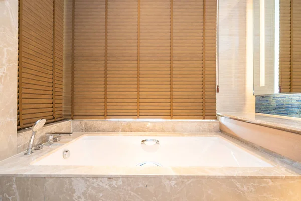 Hermosa bañera de lujo decoración interior de la habitación — Foto de Stock