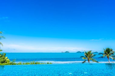 Deniz ile otel beldesinde güzel lüks açık yüzme havuzu 