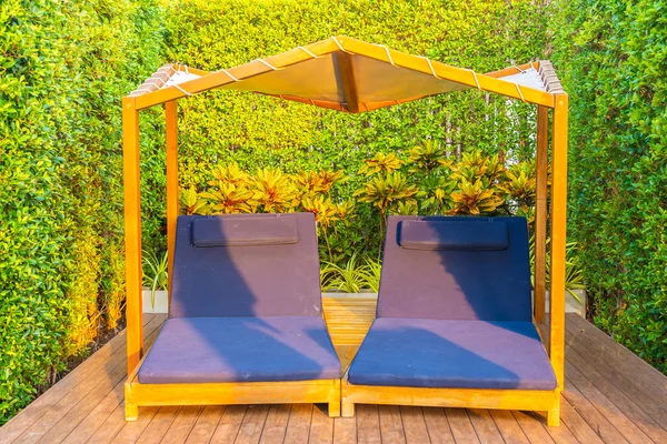 Leere Stuhlreihen rund um Schwimmbad in Hotel und Ferienanlage — Stockfoto
